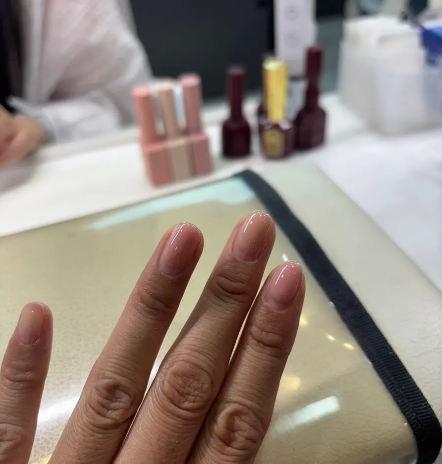 큐티클 정리를 마친 깔끔한 맨손톱
