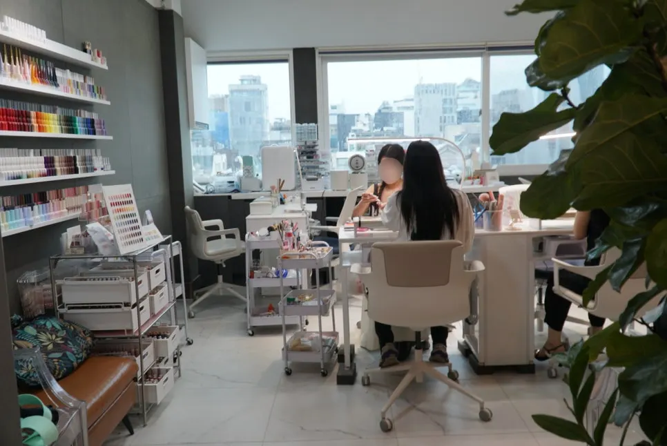 6층 네일샵 큰 창으로 보이는 바깥 풍경