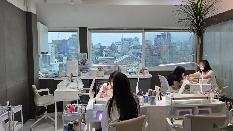 평일 오후 손님이 있는 네일샵 시술 자리