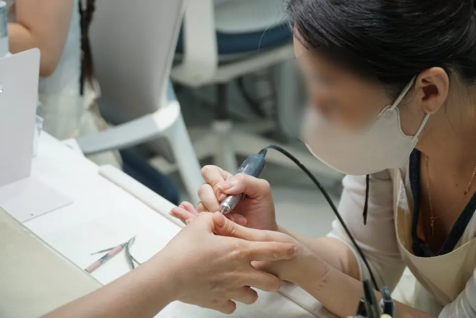 손톱 끝까지 꼼꼼하게 컬러를 올리는 모습