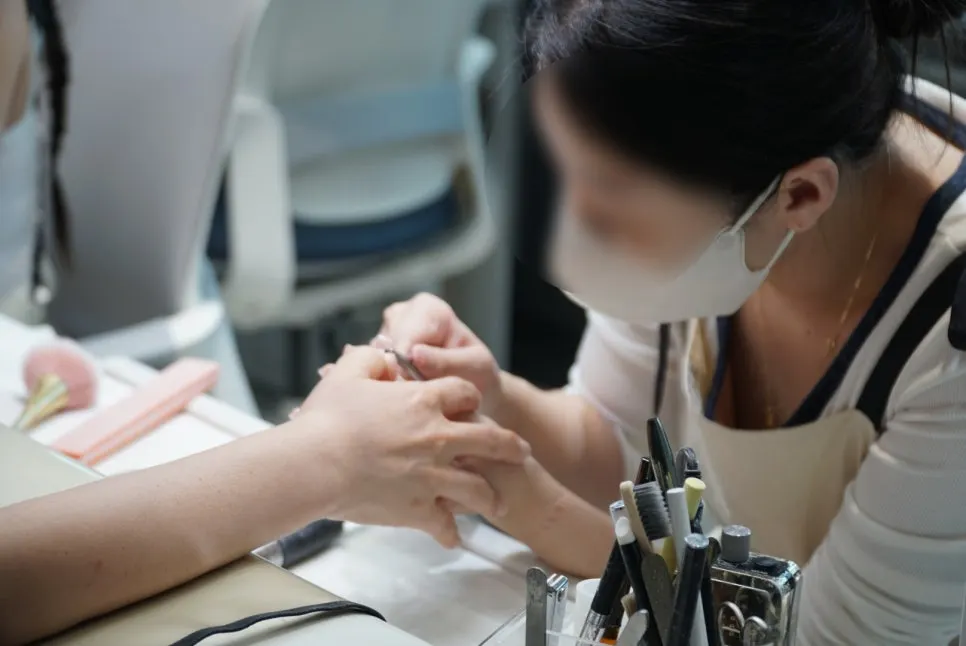 동행이 기다린 네일샵 대기 공간