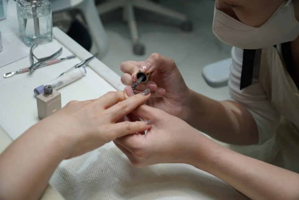 은은한 포인트가 보이는 완성 네일