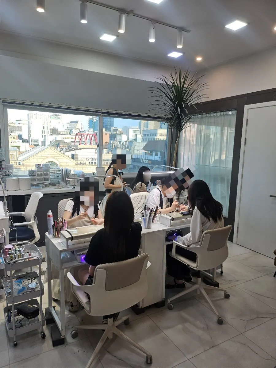 Naeil Didi nail service seats full of customers