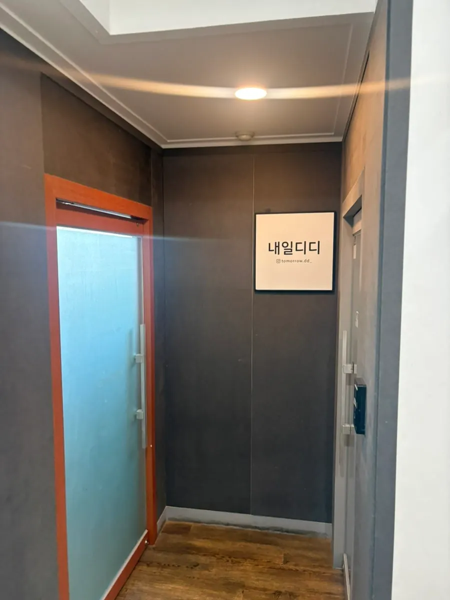 Elevator and floor guide leading up to Naeil Didi