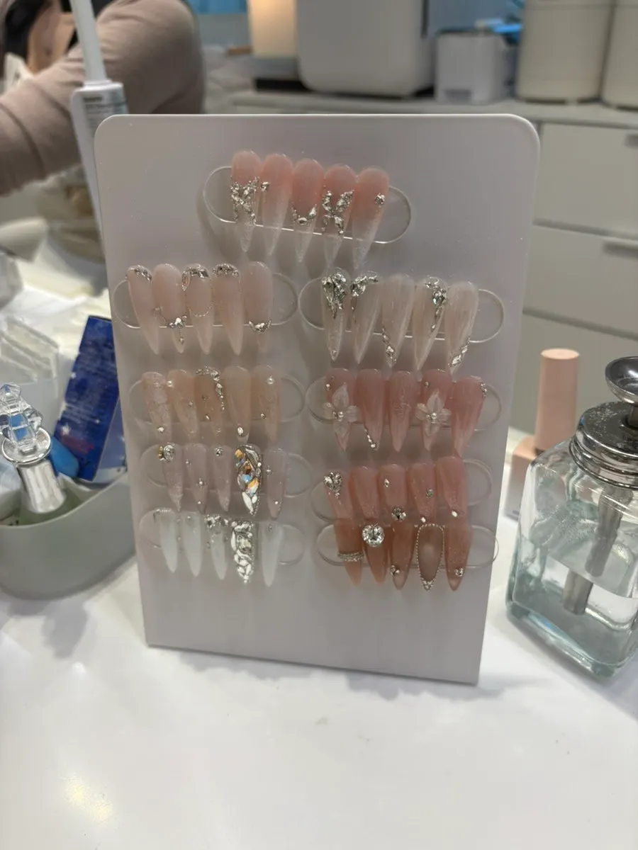 A gel lamp with separate slots for each hand