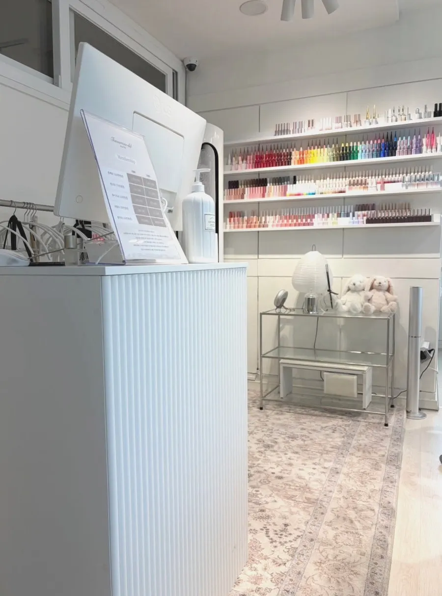 Tidy interior view of Naeil Didi salon