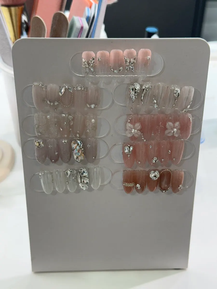 Various color tips including magnetic gel, pearl and syrup gel