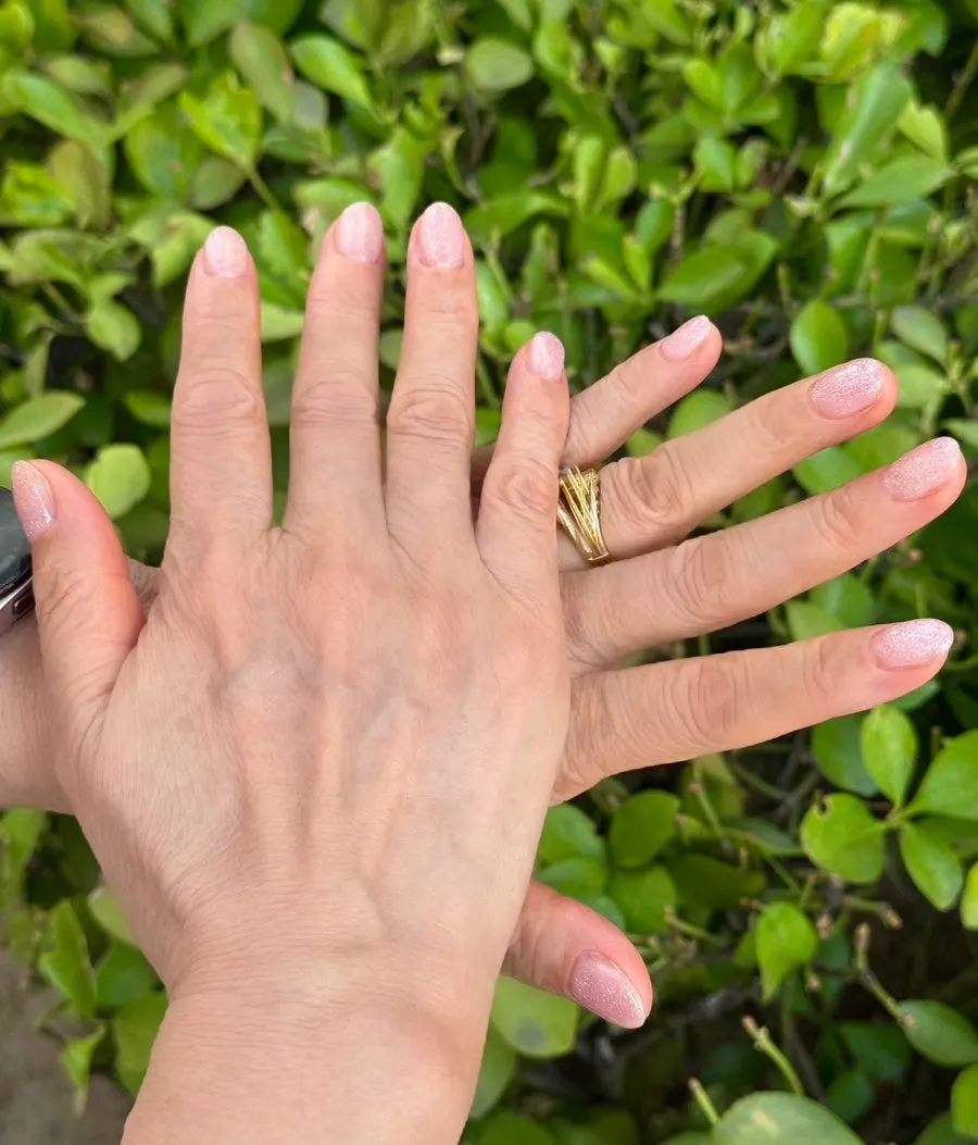 Final look of the shimmering pearl gel one-color nails