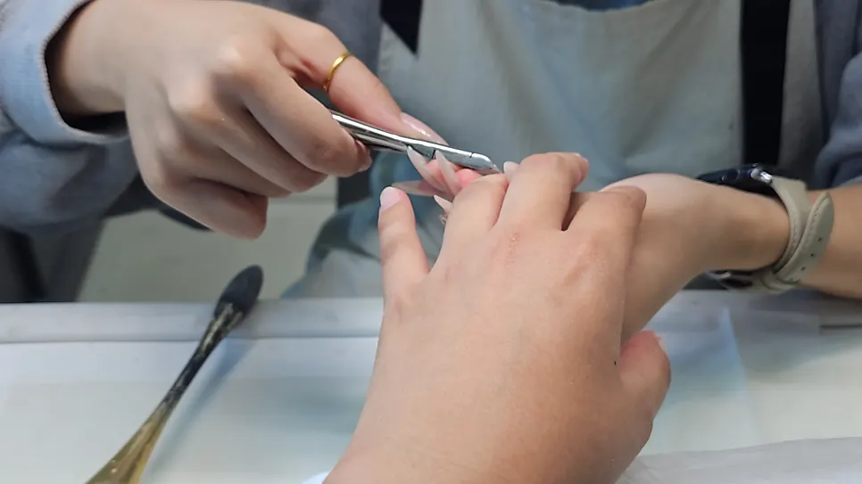분홍 시럽네일 젤 원컬러 도포 장면