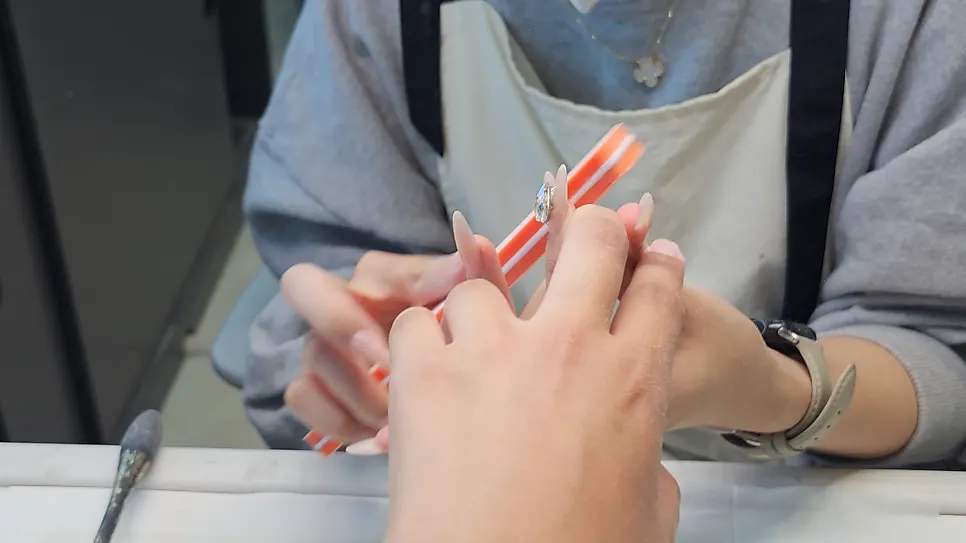 젤 원컬러 마무리 작업 모습