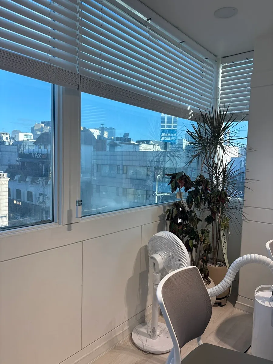 Nail treatment area with large windows