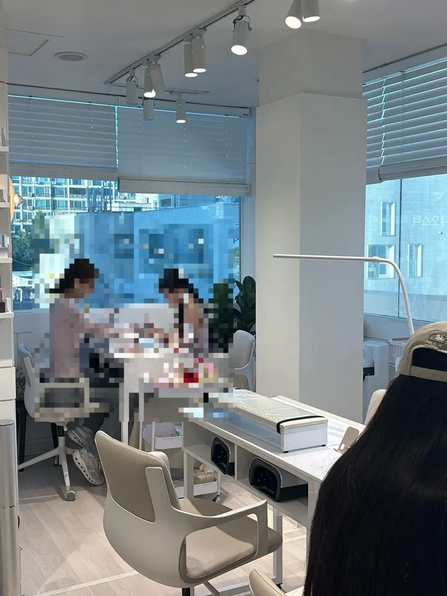 Tidy nail treatment table
