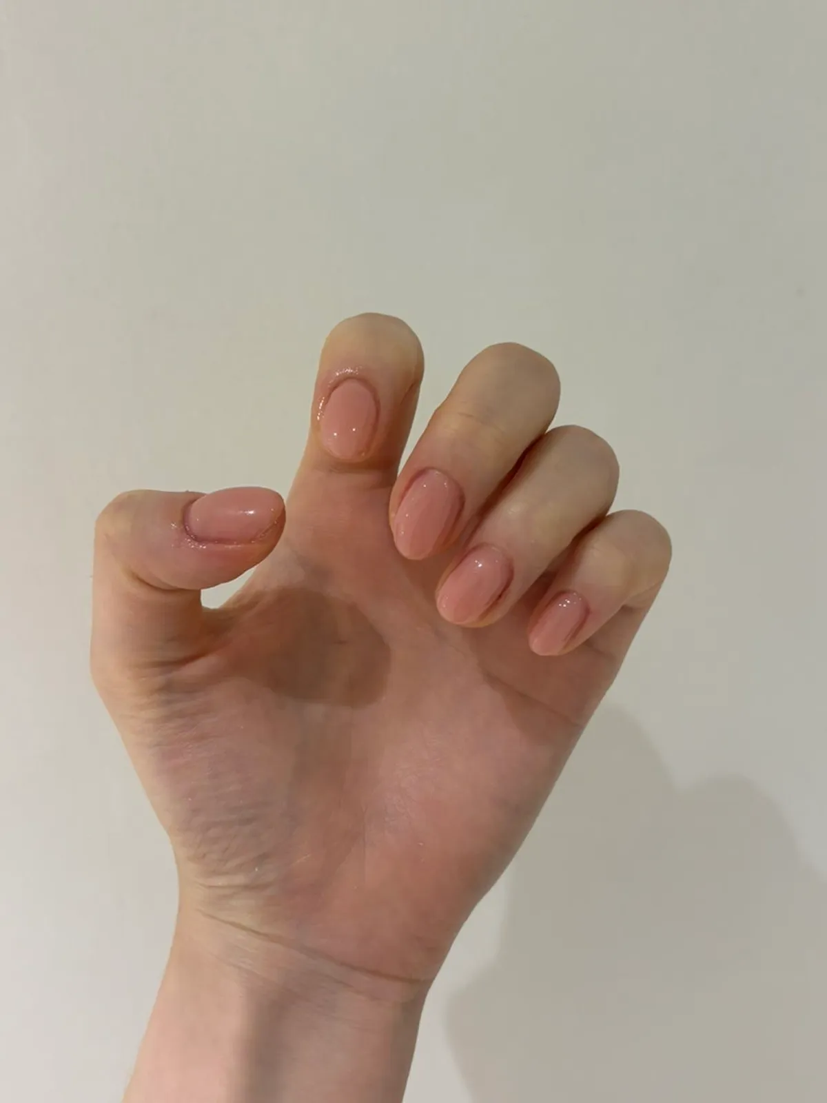 Shine on the short nude one-color gel nails