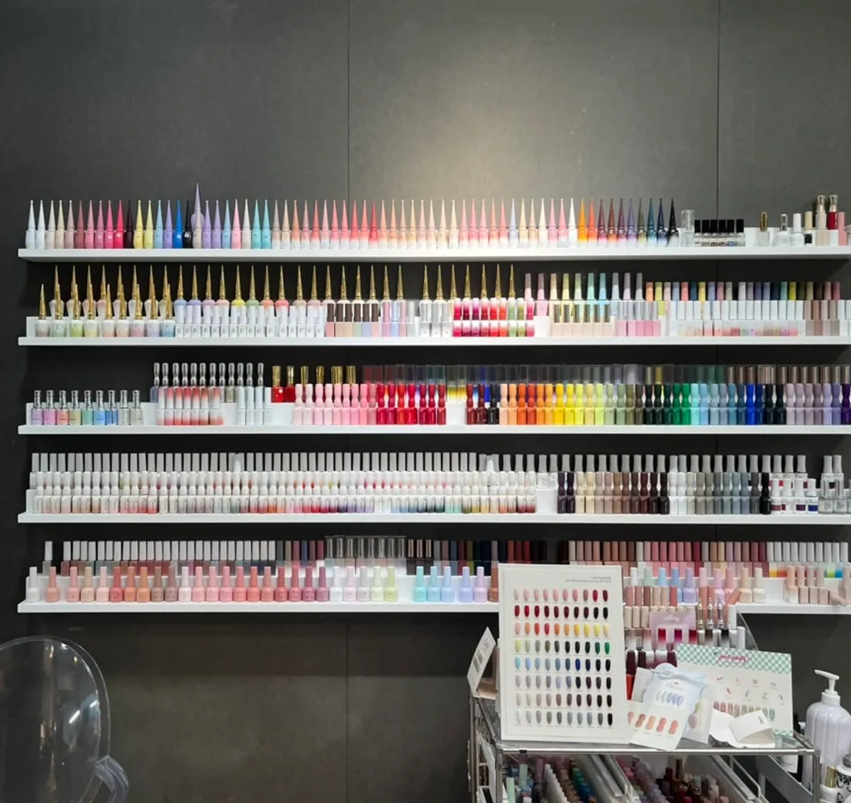 Nail service area inside Naeil Didi
