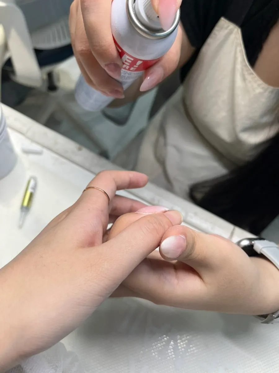 Gluing and fixing the broken nail piece
