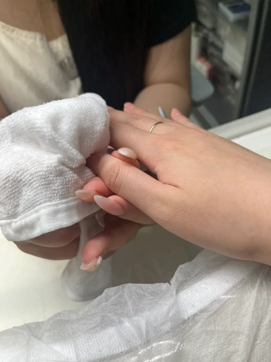 Finishing the nail with top coat