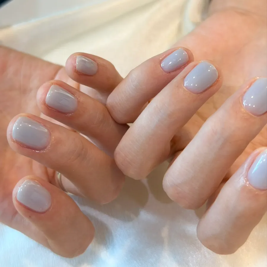 완성된 맑은 하늘빛 원컬러 네일