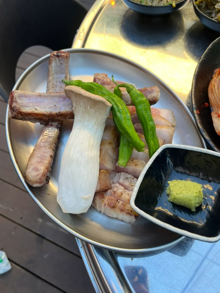 초벌집 야외 좌석에서 굽는 뼈삼겹살