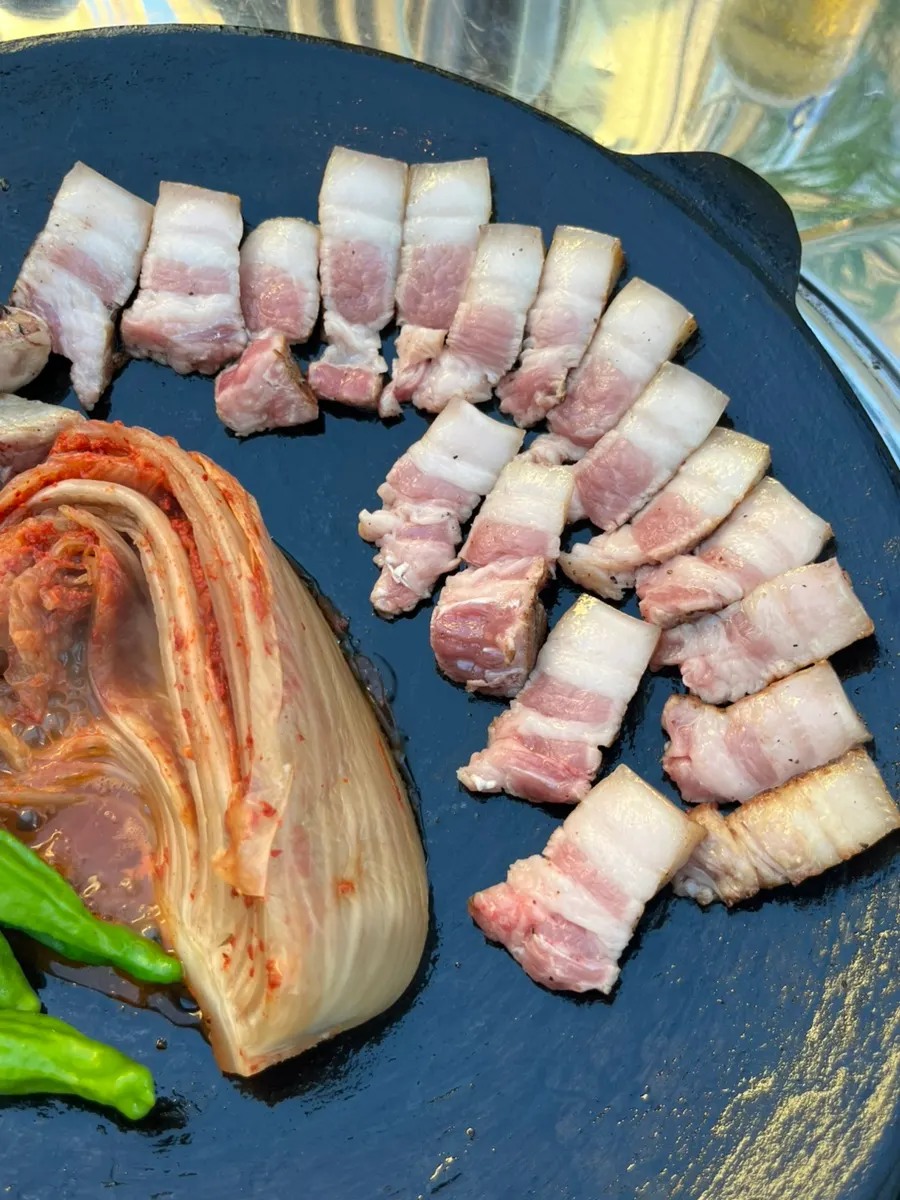 솥뚜껑에 올려진 초벌 뼈삼겹살