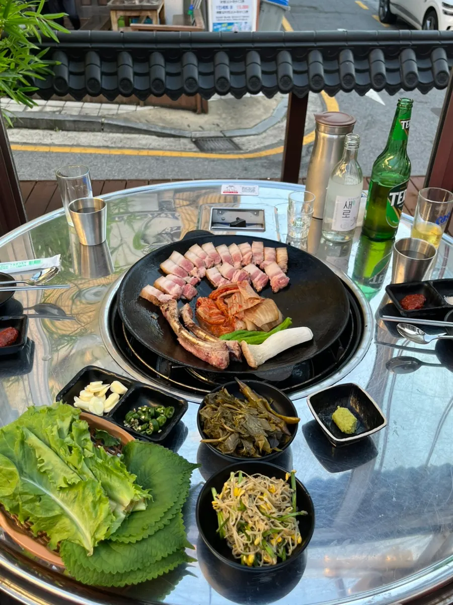통으로 나온 묵은지와 뼈삼겹살