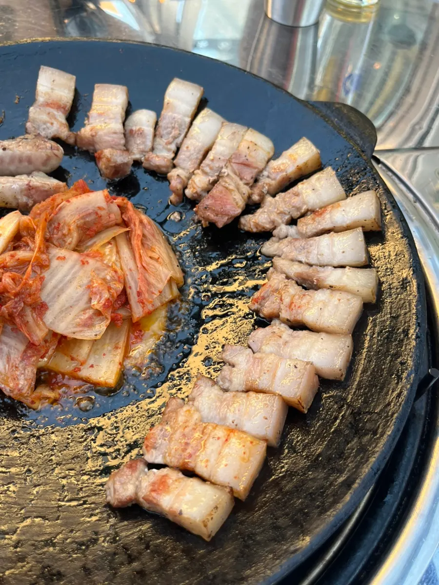 직원이 구워주는 초벌집 뼈삼겹살