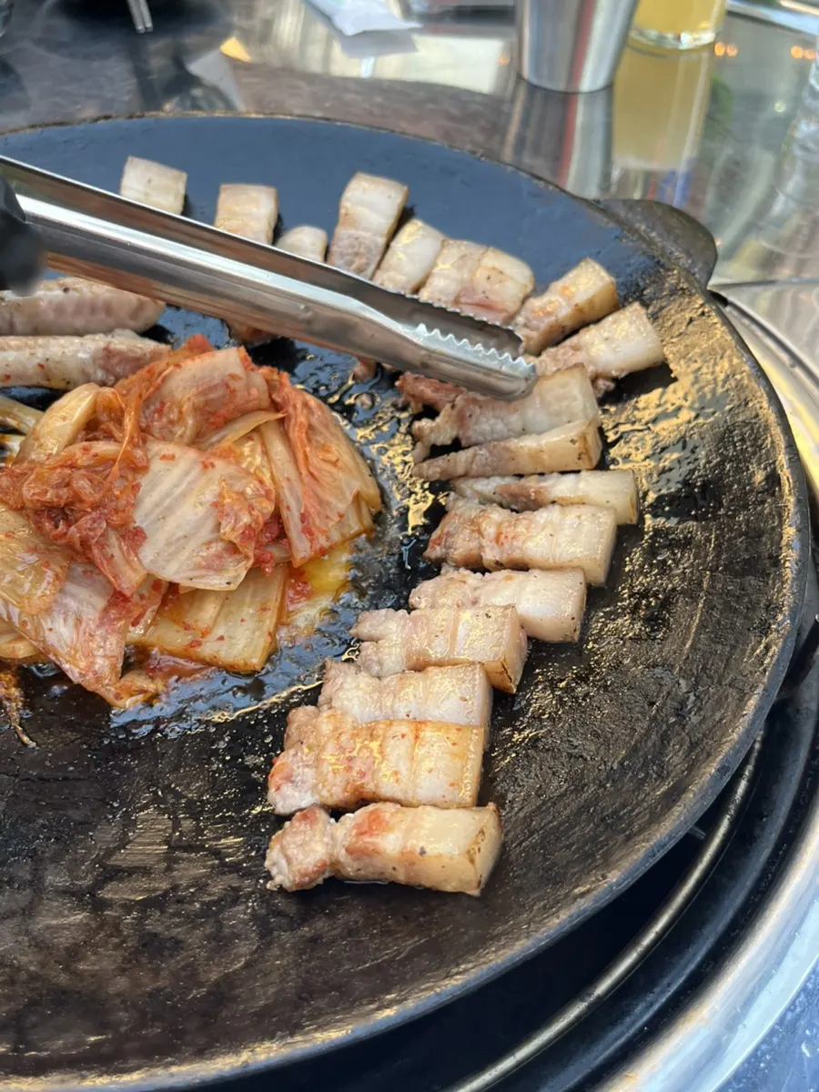 한점씩 구워지는 뼈삼겹살 클로즈업