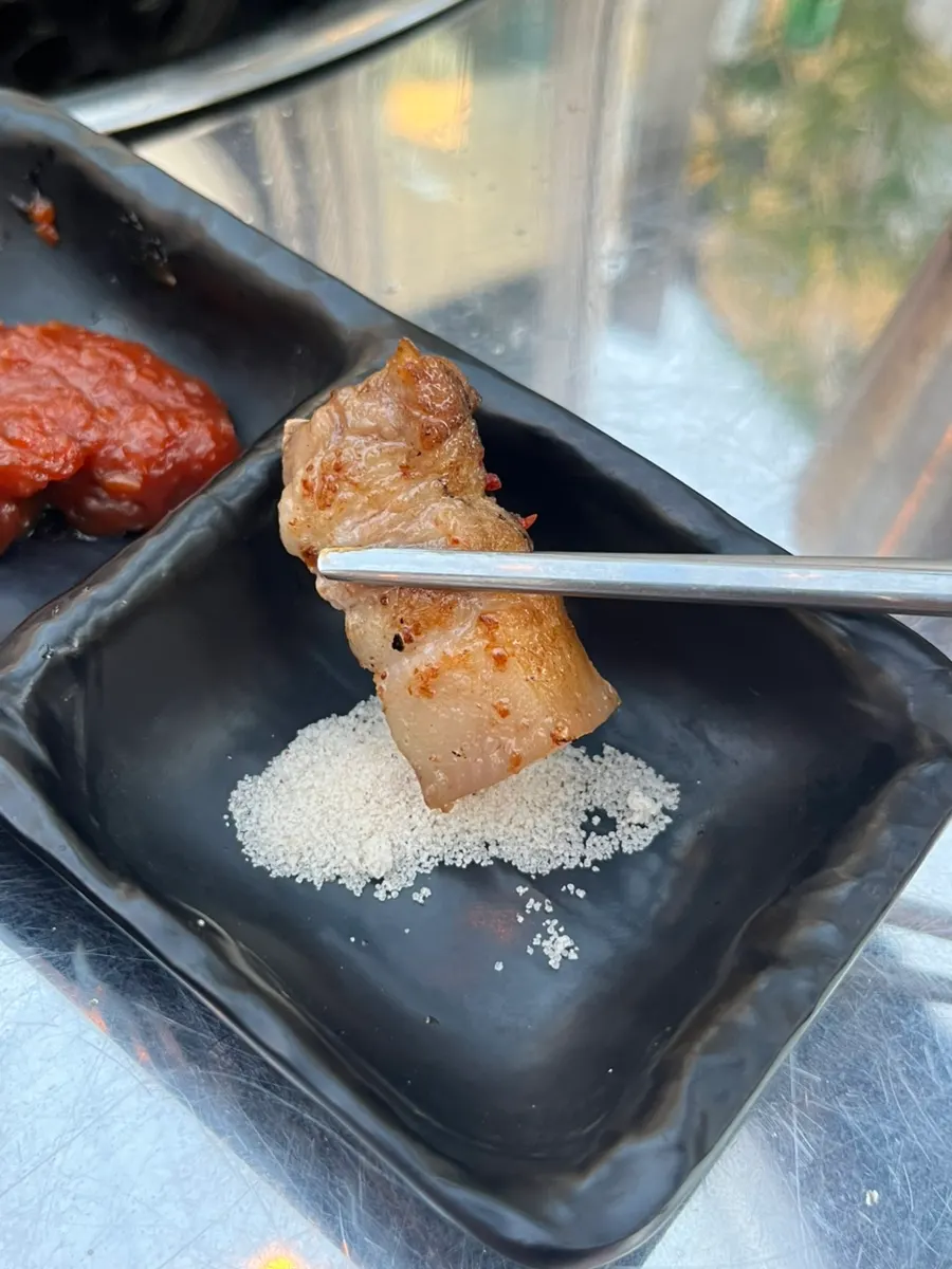 쇠판 위에 소복히 올린 구운 뼈삼겹살