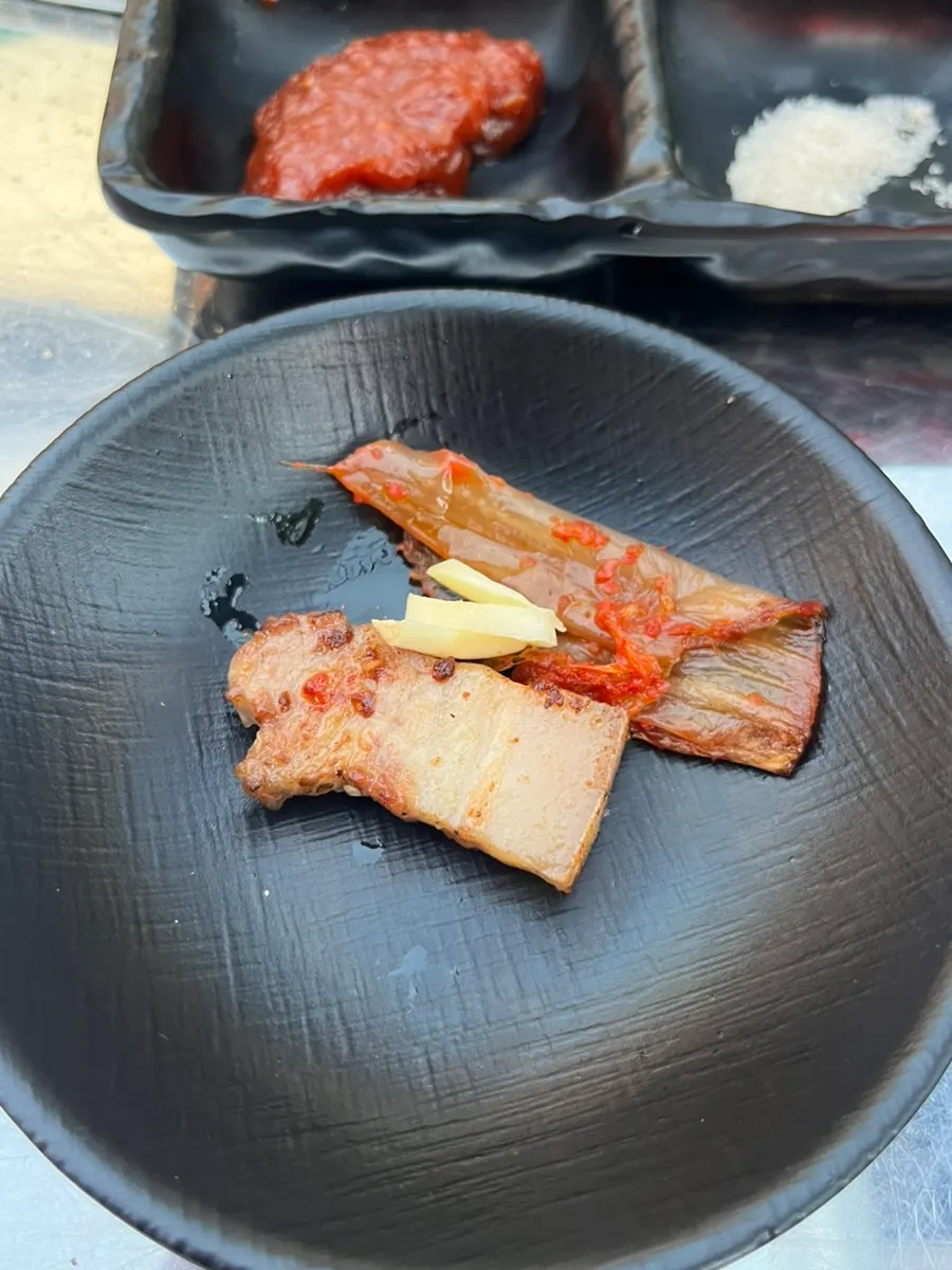소금에 찍어 먹는 훈연 뼈삼겹 한 점