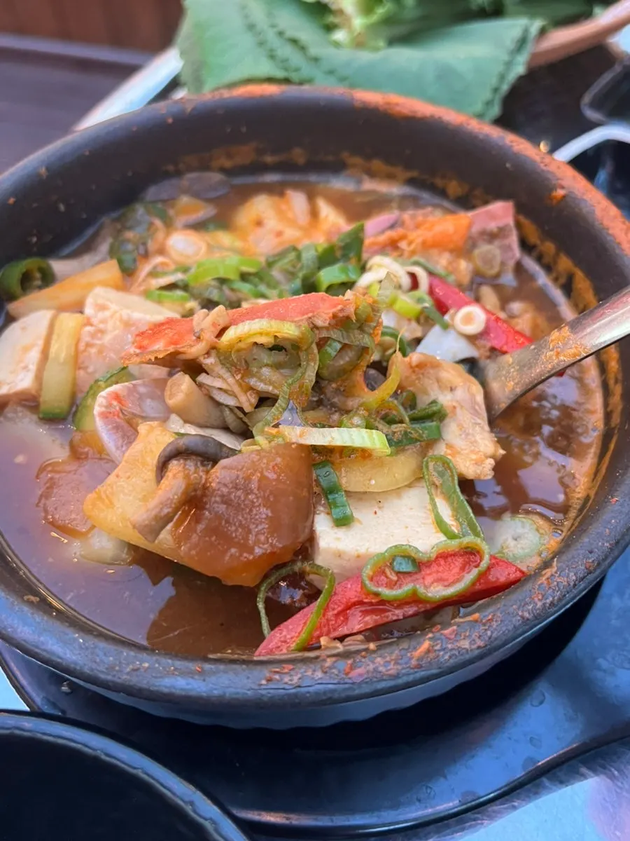뚝배기에 끓여 나온 우삼겹 된장찌개
