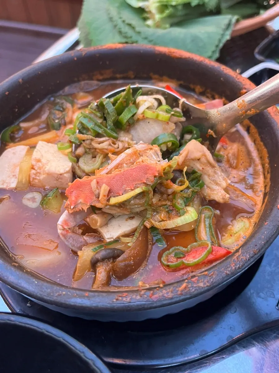 재료가 수북한 우삼겹 된장찌개 속