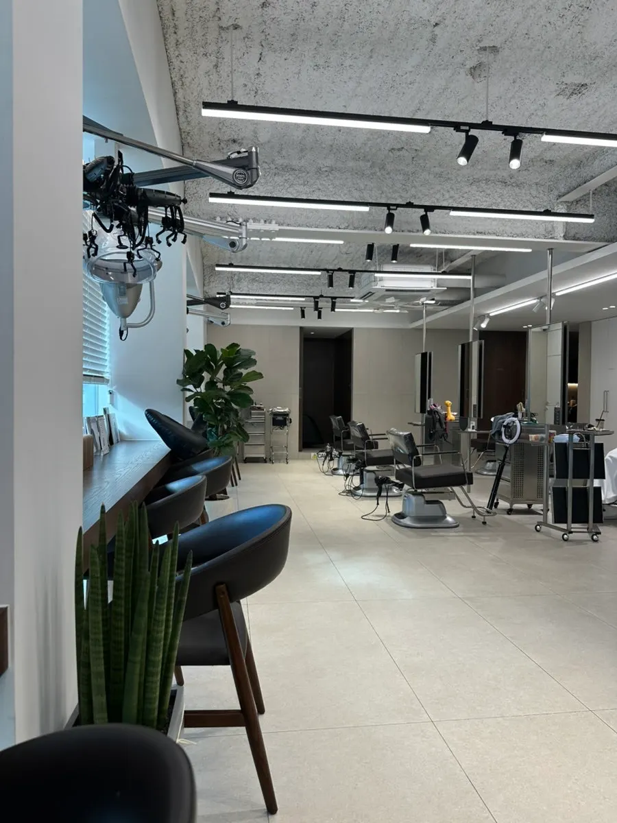 Bright-toned interior of Biorn Hair Apgujeong Rodeo