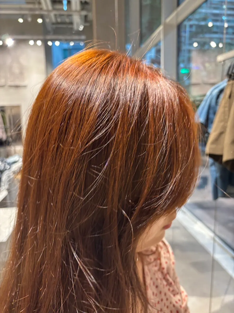Designer Jisu performing the root touch-up