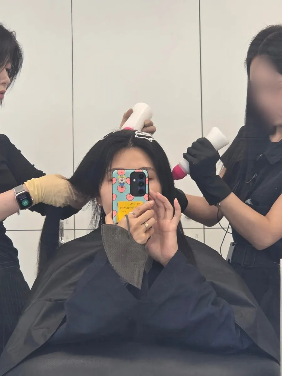매직기로 모발을 조금씩 잡아 펴는 과정