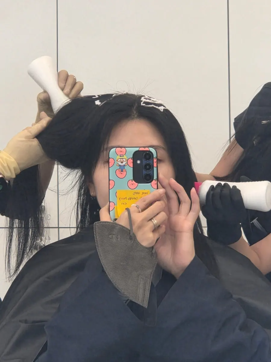 뿌리매직 작업 중인 미용실 좌석