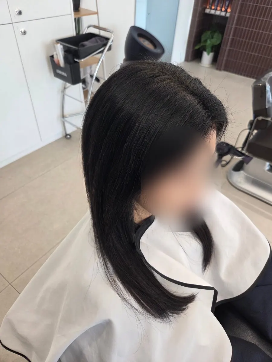 차분하게 정리된 시술 후 모발