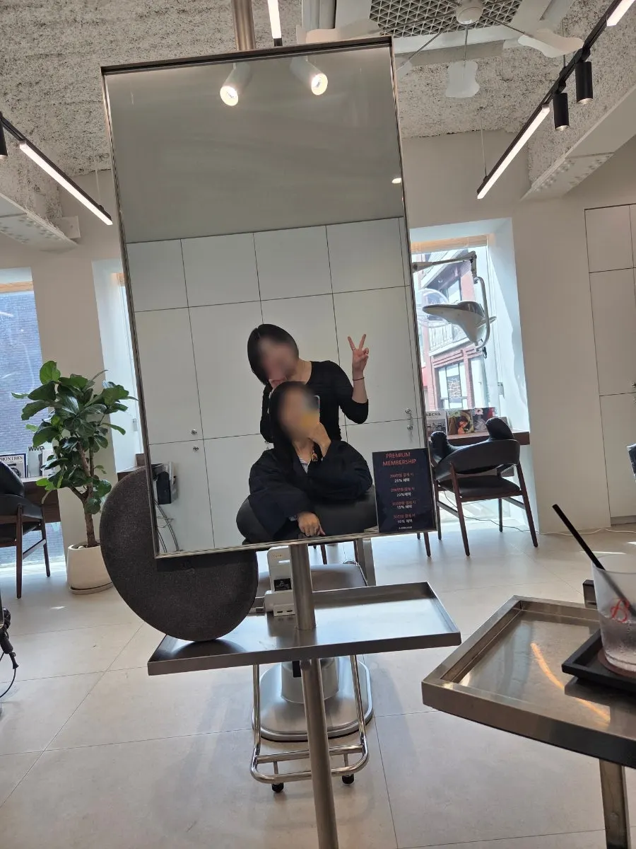 넓고 깔끔한 미용실 내부 좌석