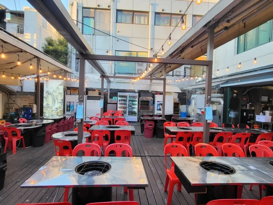 Outdoor 'yajang' seating at Chobeoljip Apgujeong Rodeo Branch