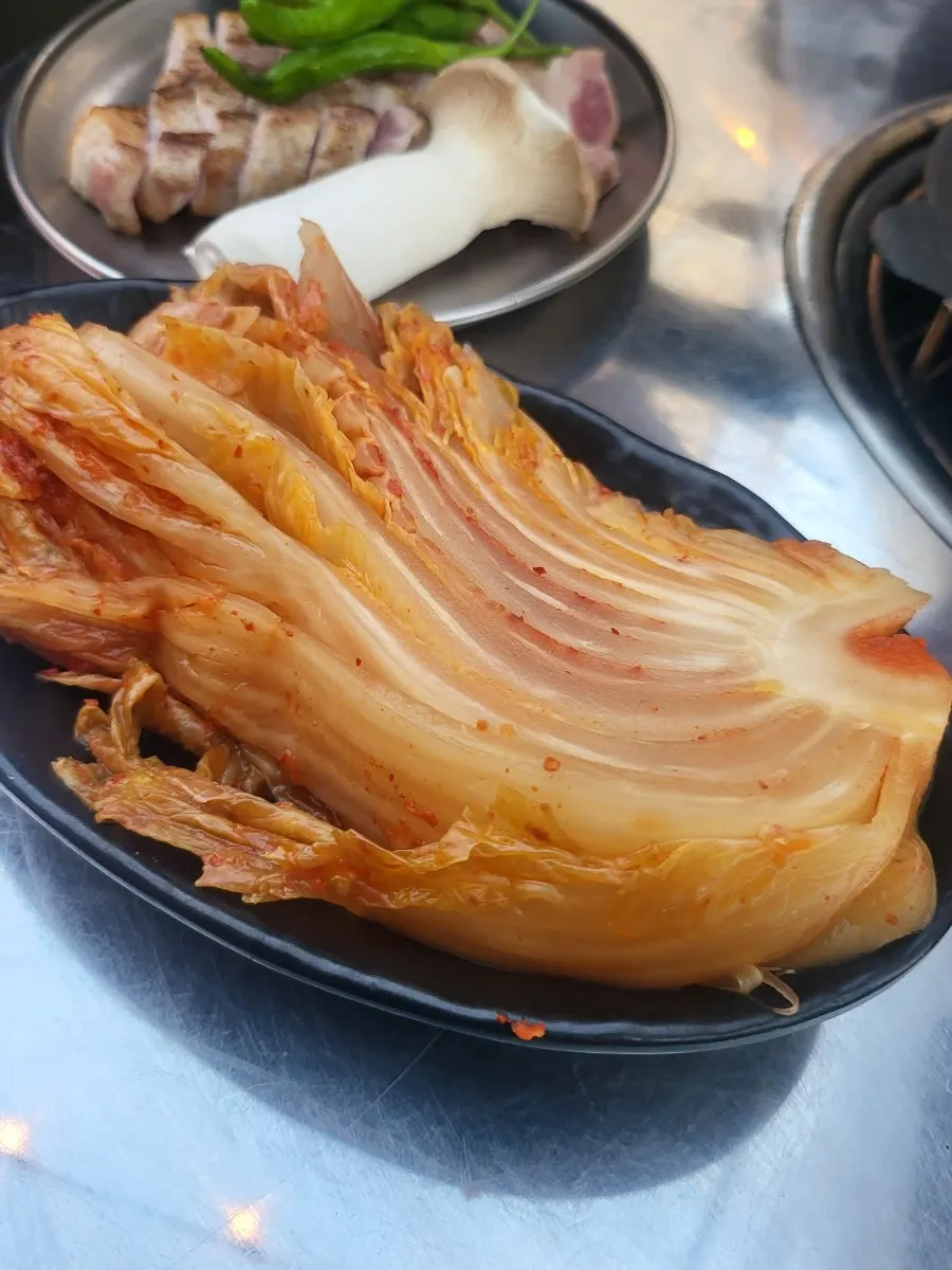 Meat fat pooling toward the center of the griddle