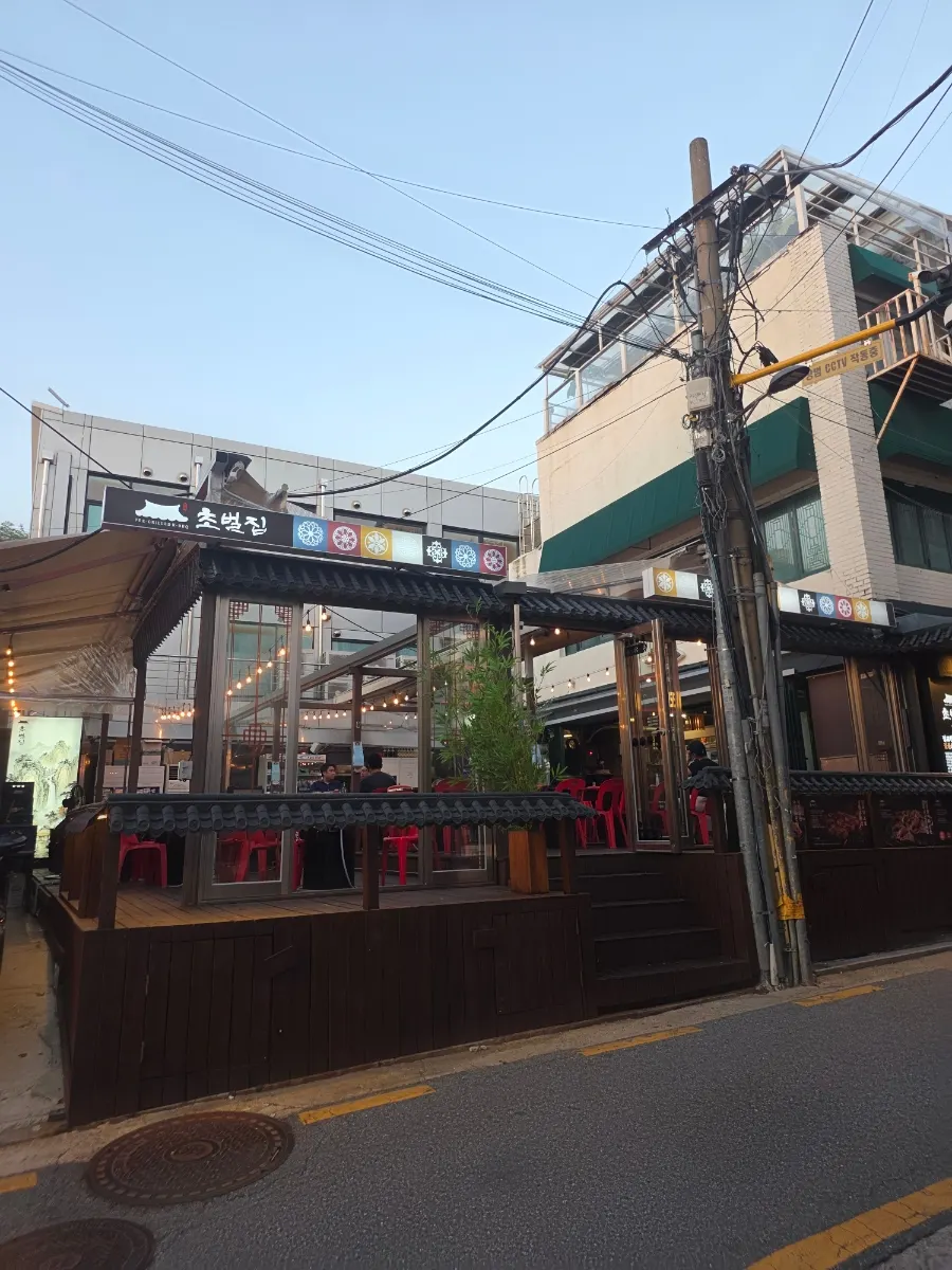초벌집 압구정로데오점 외관과 야외 좌석