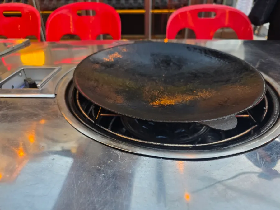 쌈 야채와 콩나물 반찬이 놓인 상차림