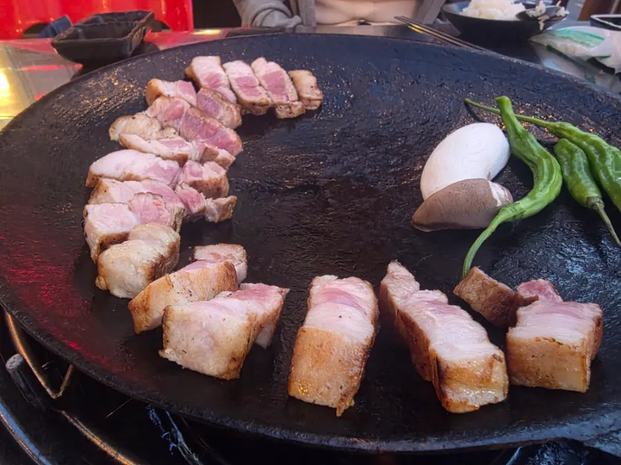 야외 자리에서 바라본 야장뷰와 불판