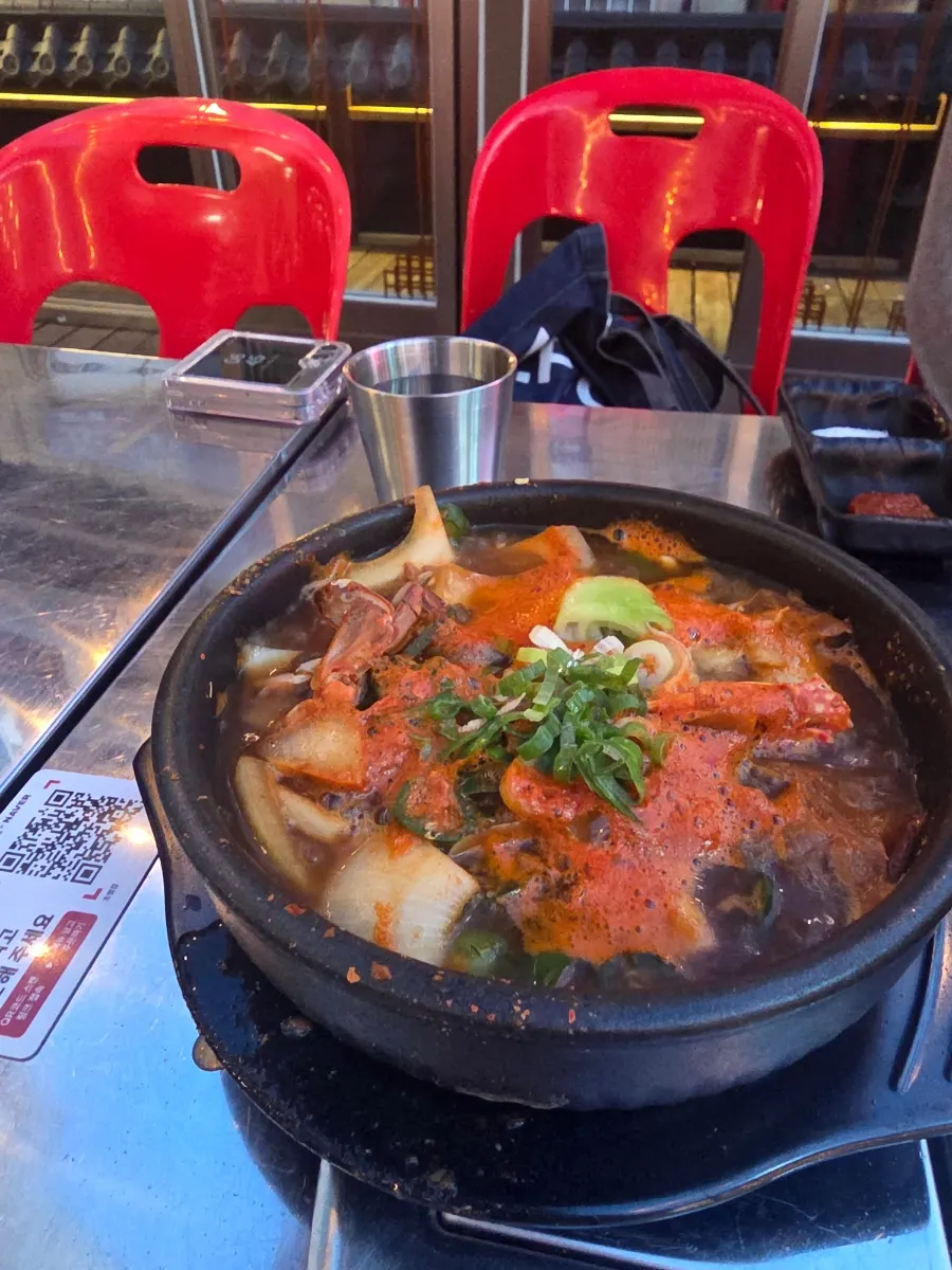 불판 위 묵은지와 삼겹살