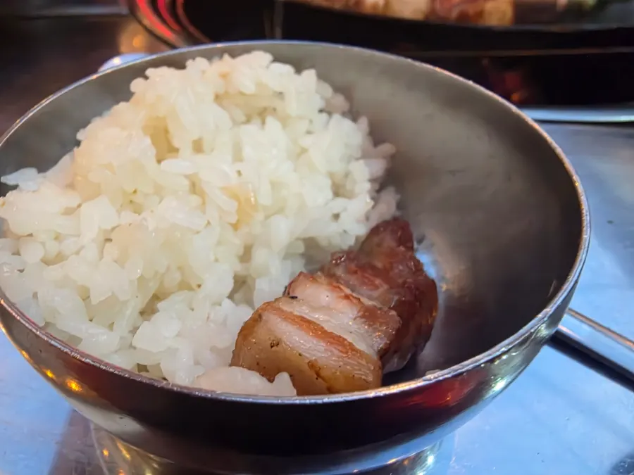 구워진 삼겹살과 밥 한 공기