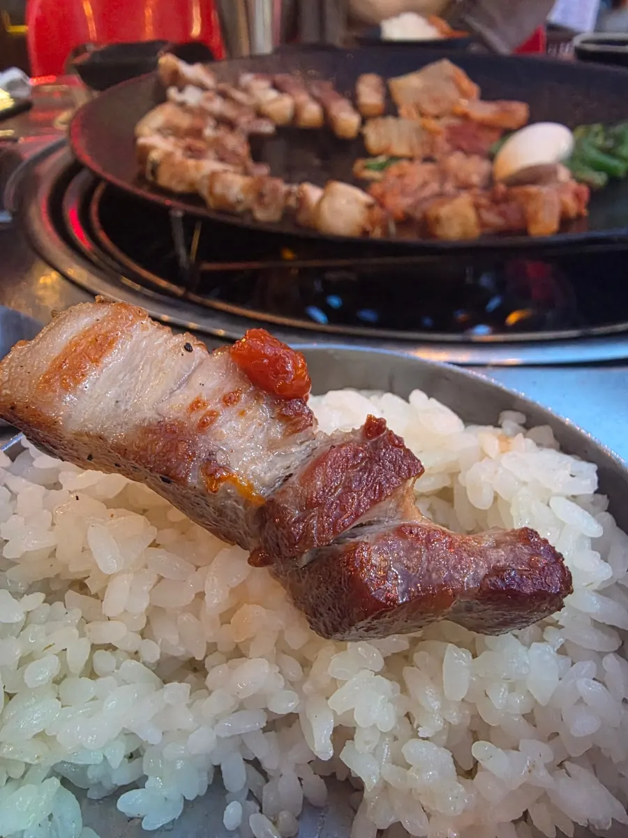 쌈장에 찍은 삼겹살 한 점