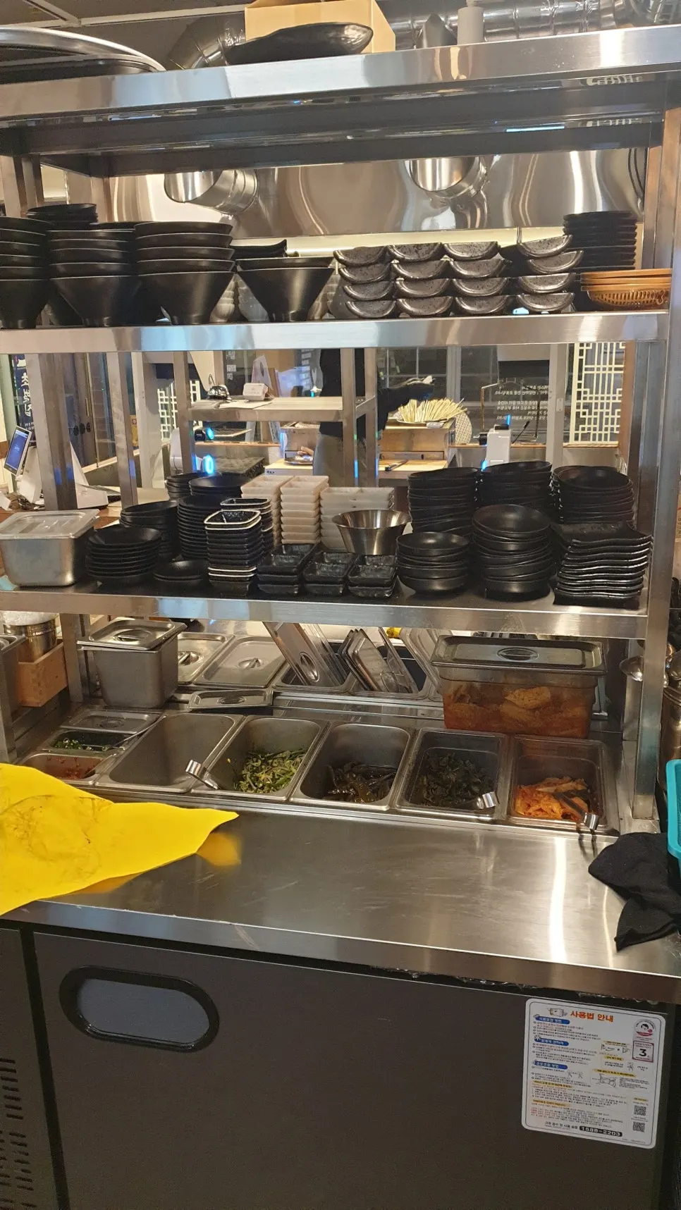 Self-service bar area with aprons at Chobeoljip