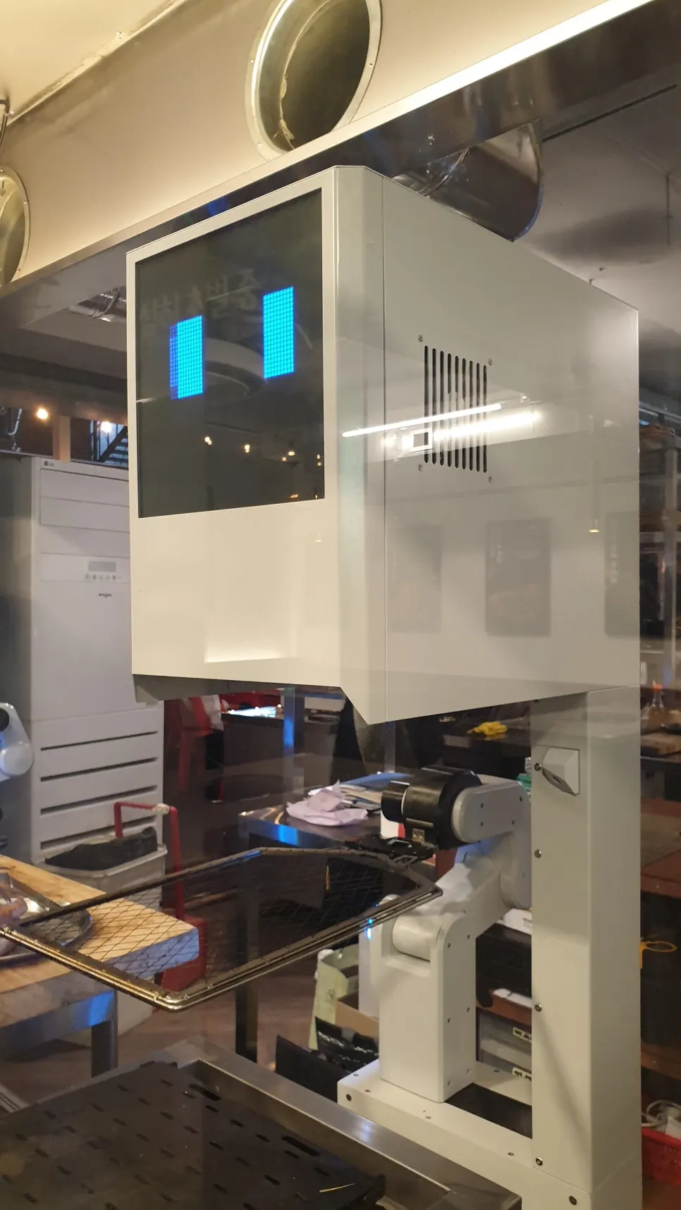 The AI robot at Chobeoljip that pre-grills the meat