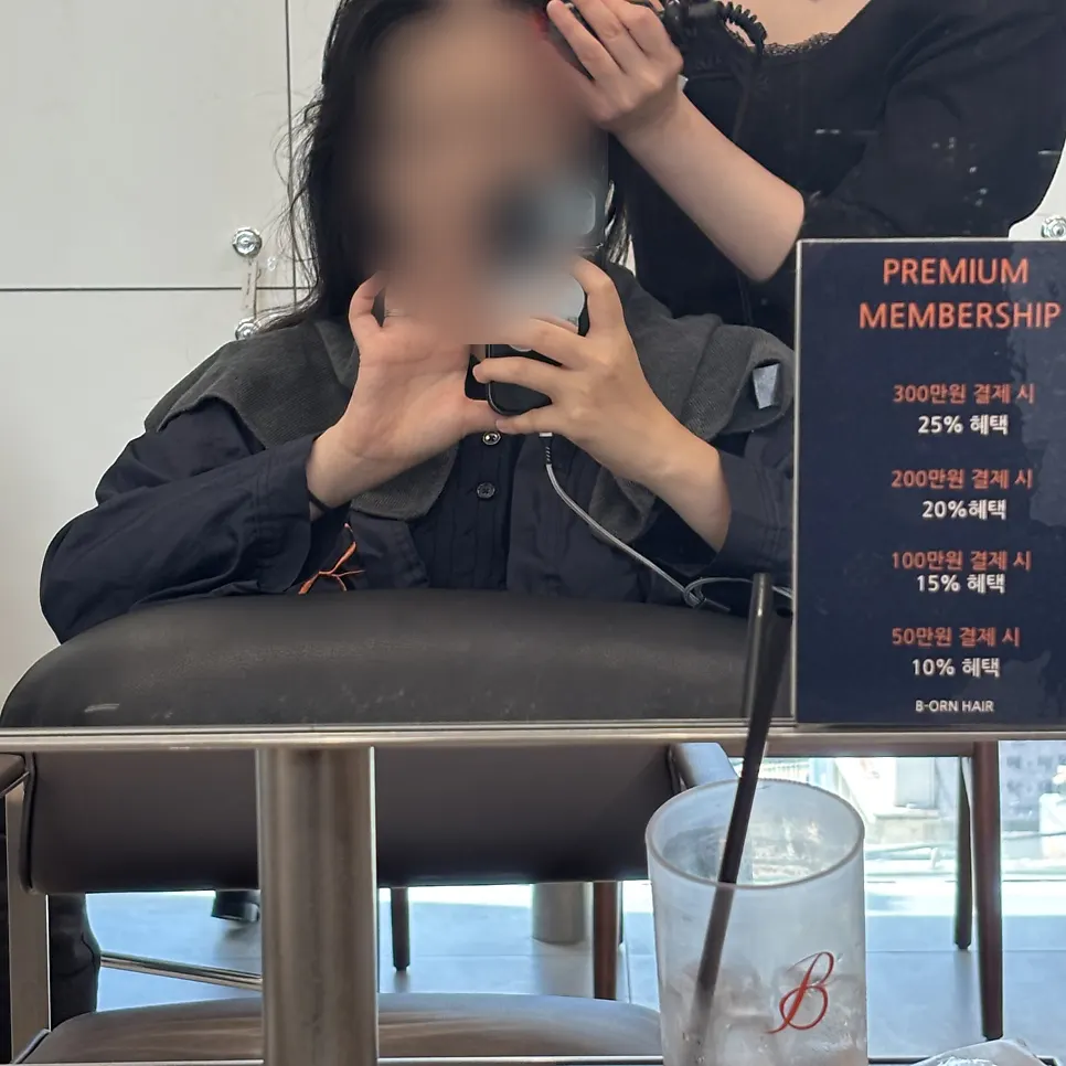두피에 관리 제품을 도포하는 과정