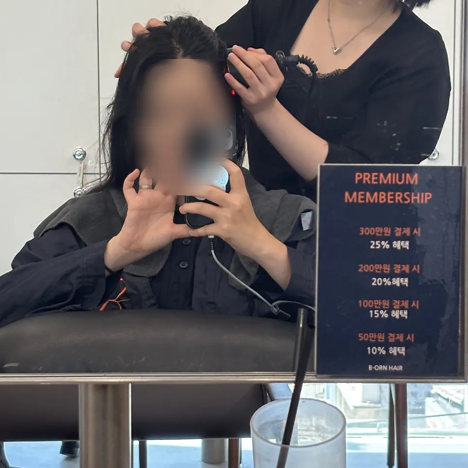 프리미엄 두피관리를 받는 모습