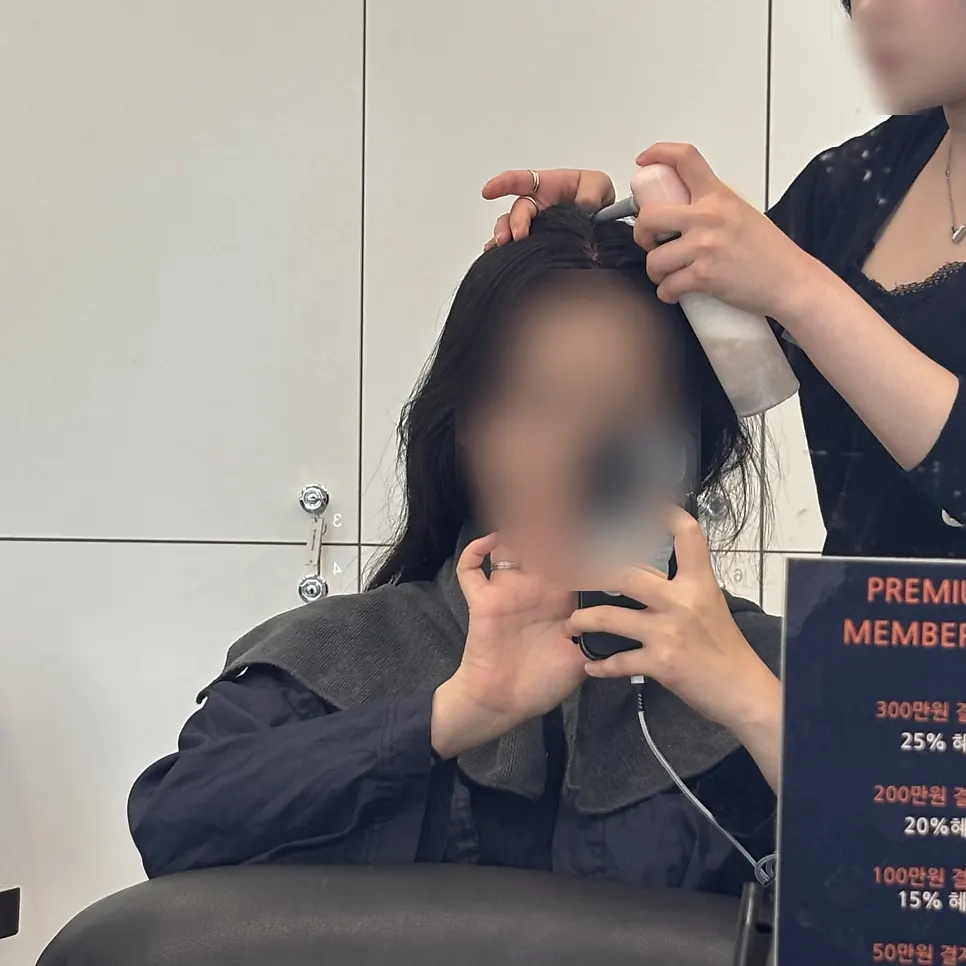 두피와 어깨 지압을 받는 장면
