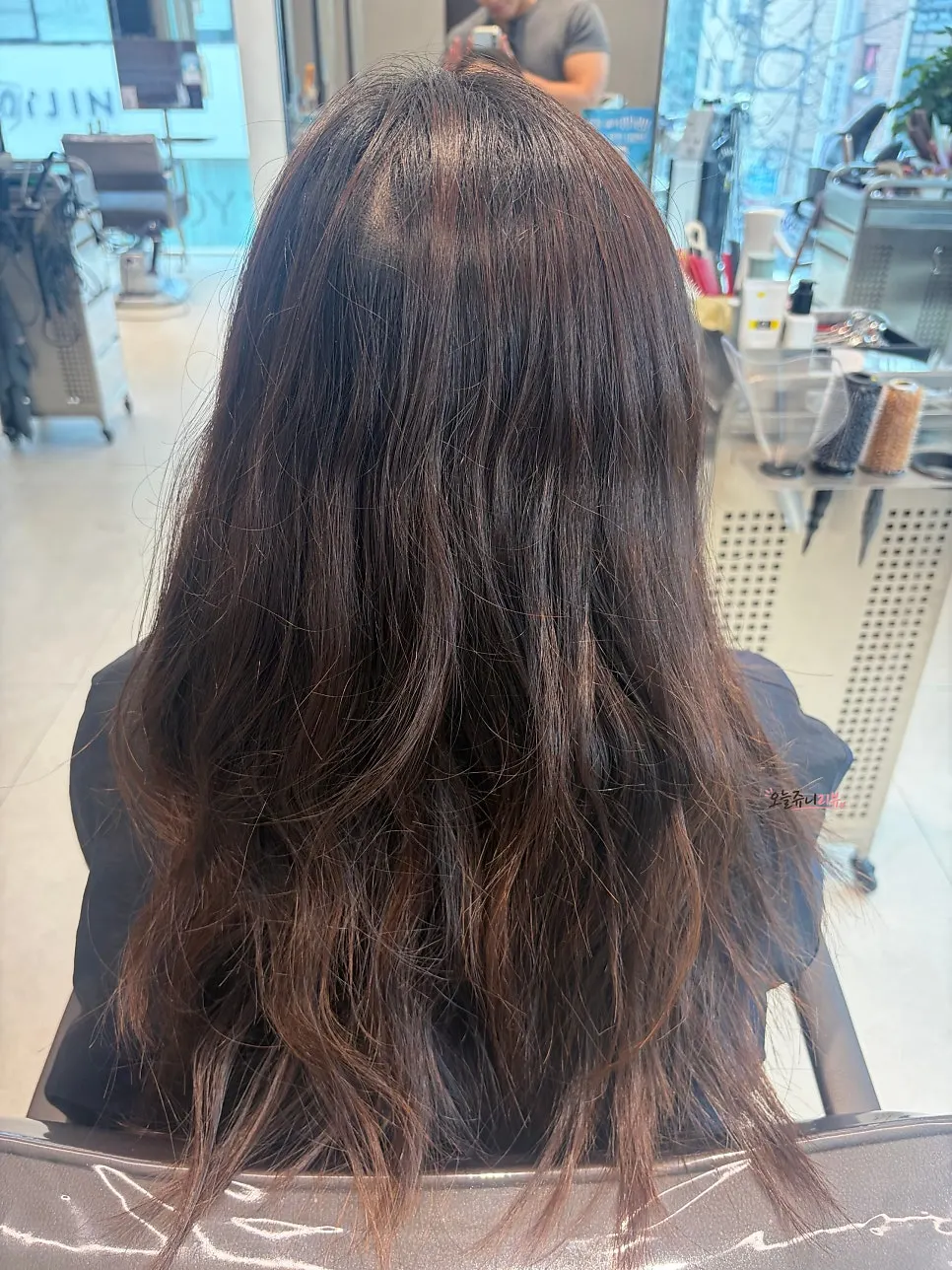 염색이 아래까지 내려온 시술 전 모발